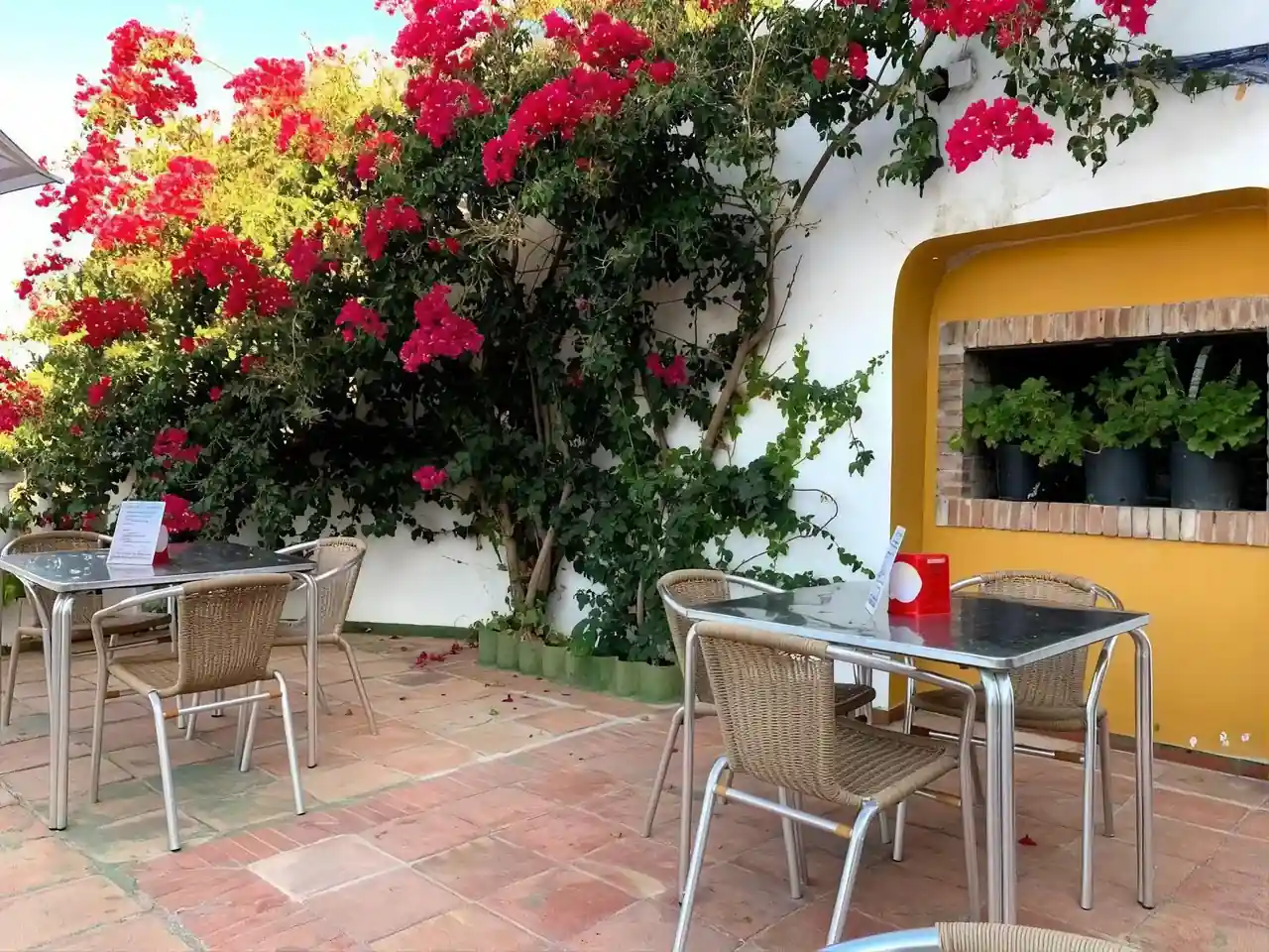 Terraza con mesas y sombrilla